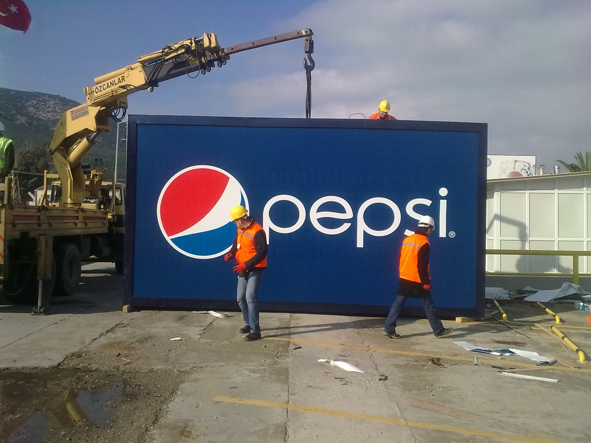 Pepsi totem tabela montaj hazırlığı