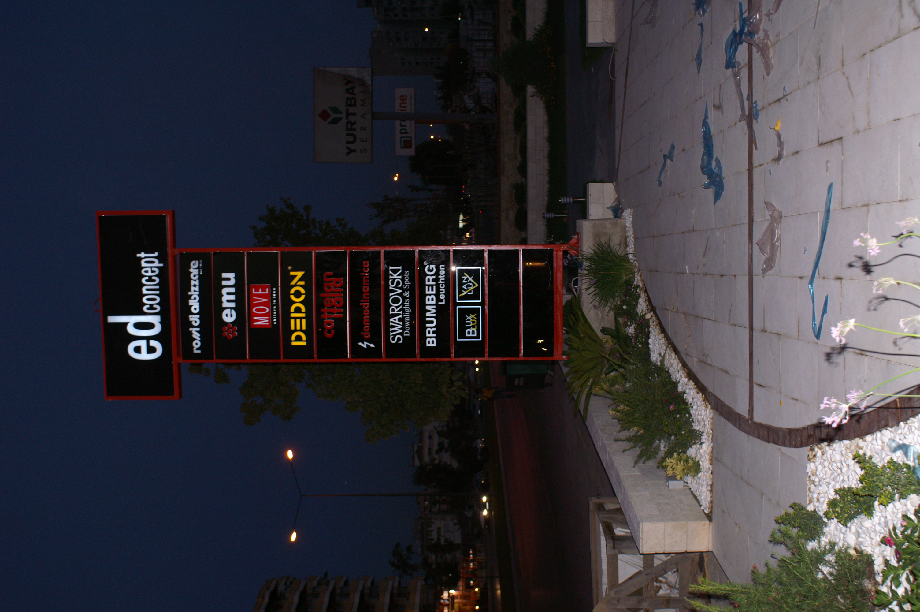 ED Concept ışıklı totem gece görünümü